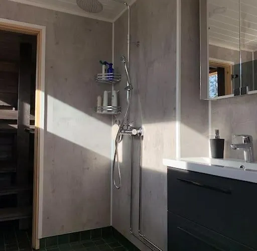 Talo Pyhae-haekin Kansallispuiston Kupeessa * Saarijärvi